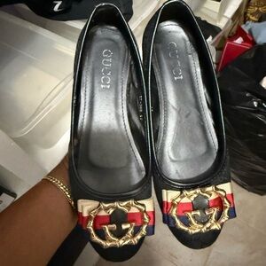 Gucci Women's Black Flats with Red and Gold Detail In Very Good Condition